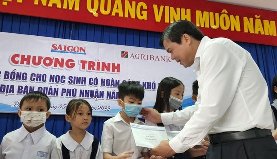 bao sai gon giai phong va hoi nha bao tphcm trao hoc bong cho hoc sinh kho khan hinh 1