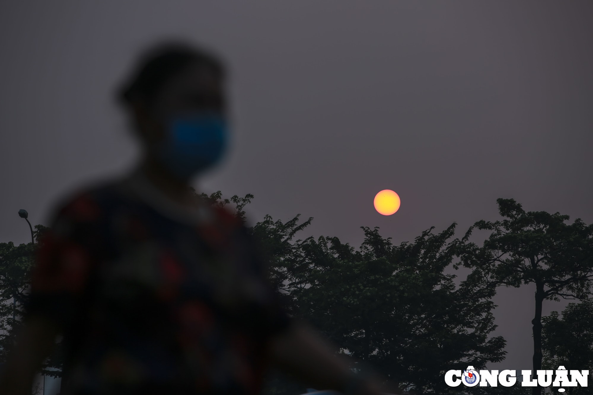 hinh anh trang mau xuat hien tren bau troi ha noi hinh 1