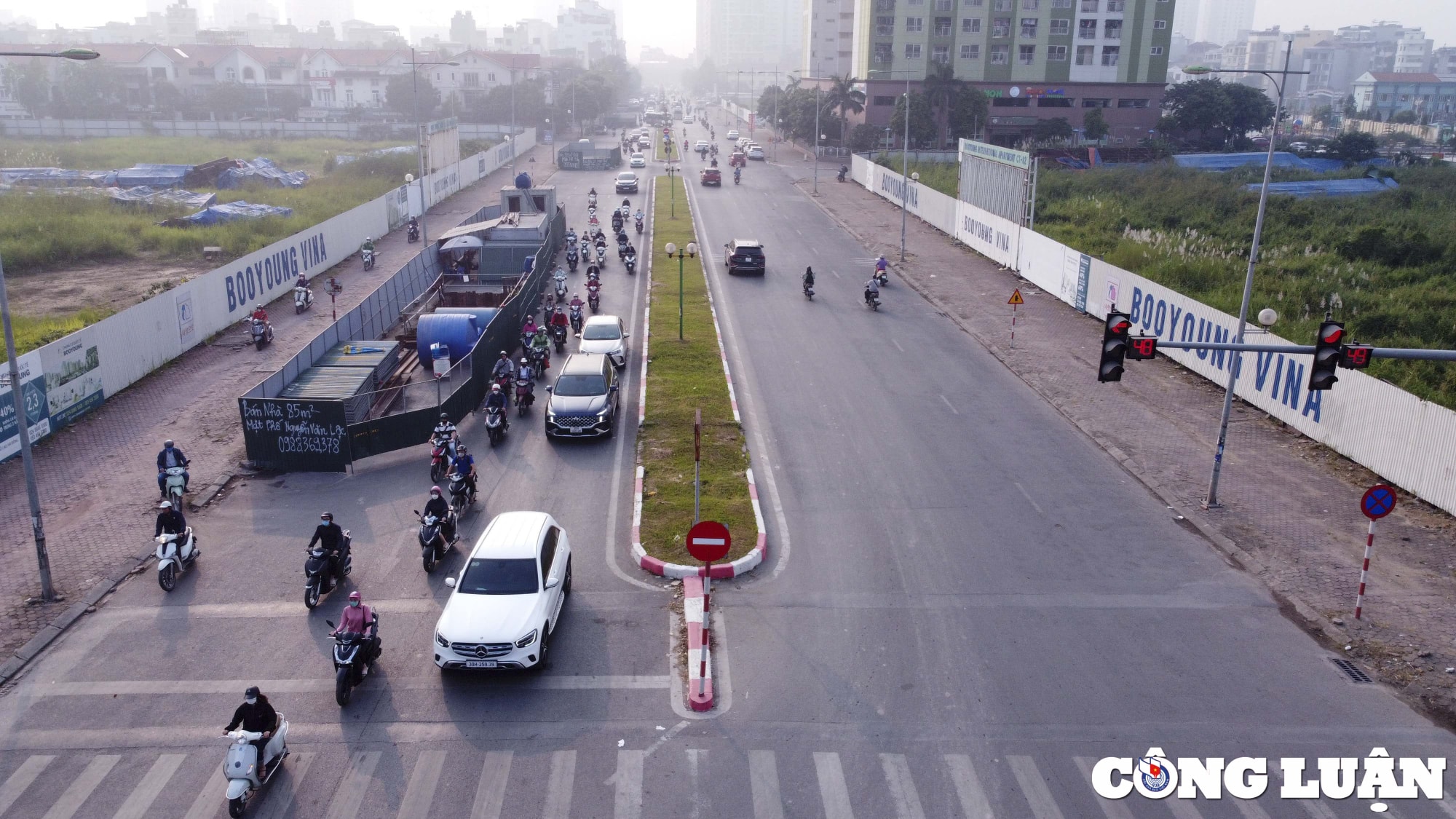 ha noi 9 chiec lo cot bo hoang nam tren tuyen duong dai 300m khien giao thong un tac hinh 1