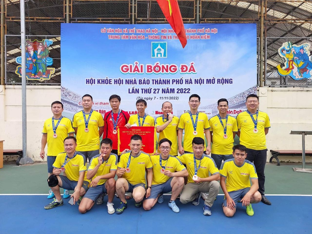 bao nha bao cong luan doat giai ba tai giai bong da hoi khoe hoi nha bao tp ha noi hinh 1