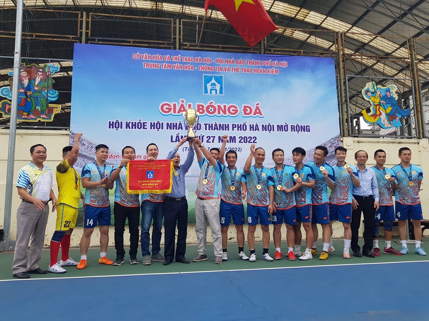 bao nha bao cong luan doat giai ba tai giai bong da hoi khoe hoi nha bao tp ha noi hinh 2
