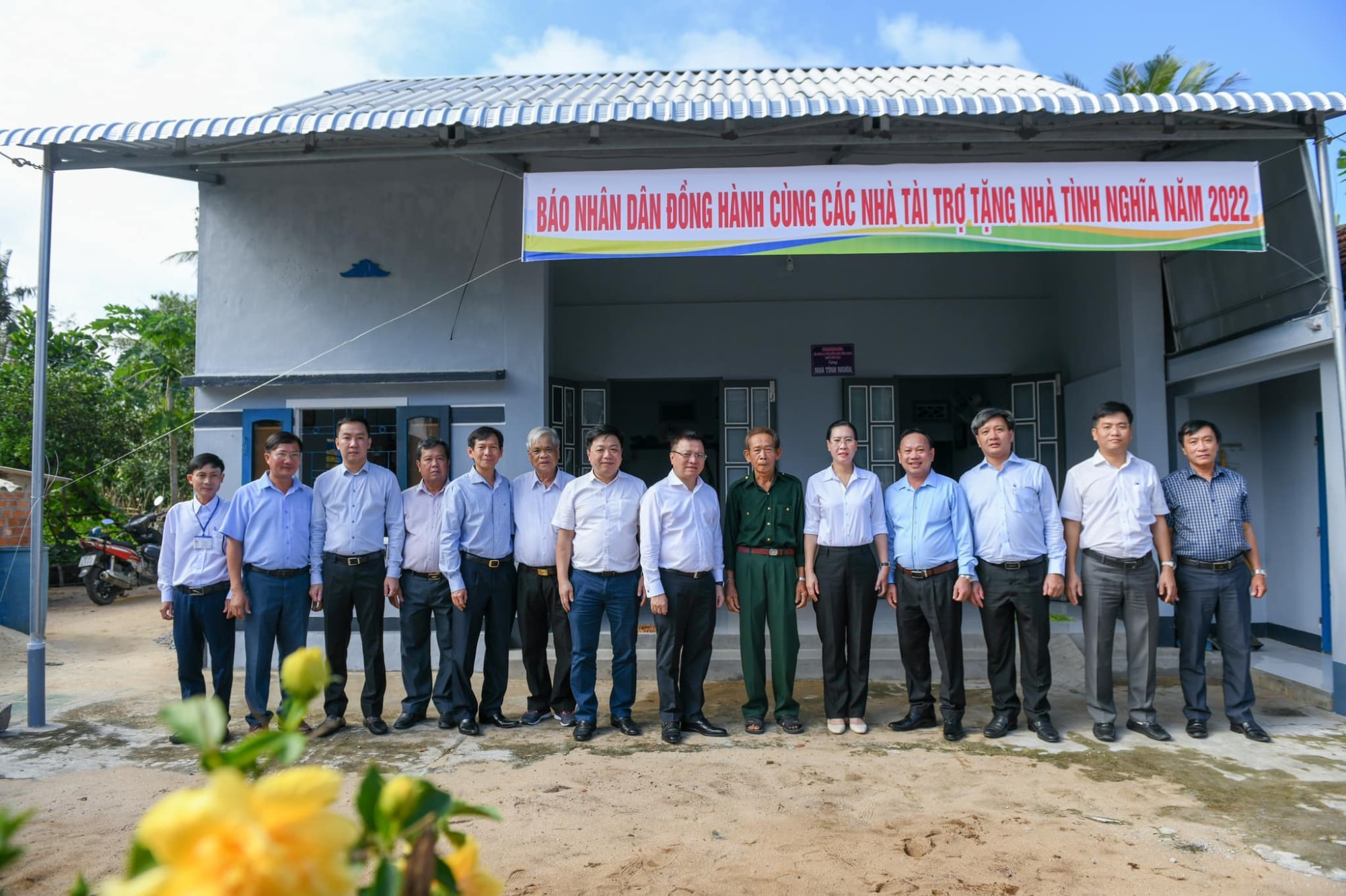 bao nhan dan trao tang 5 nha tinh nghia cho gia dinh chinh sach o quang ngai hinh 1