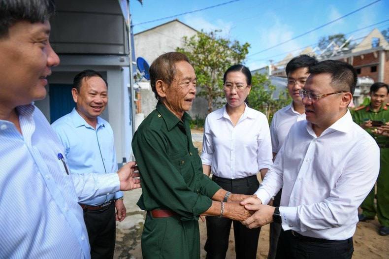 bao nhan dan trao tang 5 nha tinh nghia cho gia dinh chinh sach o quang ngai hinh 2