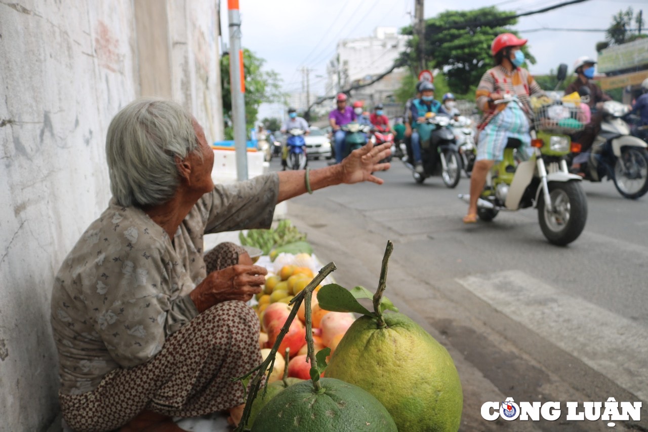 cu ba 92 tuoi ban trai cay le duong nuoi con tam than hinh 3