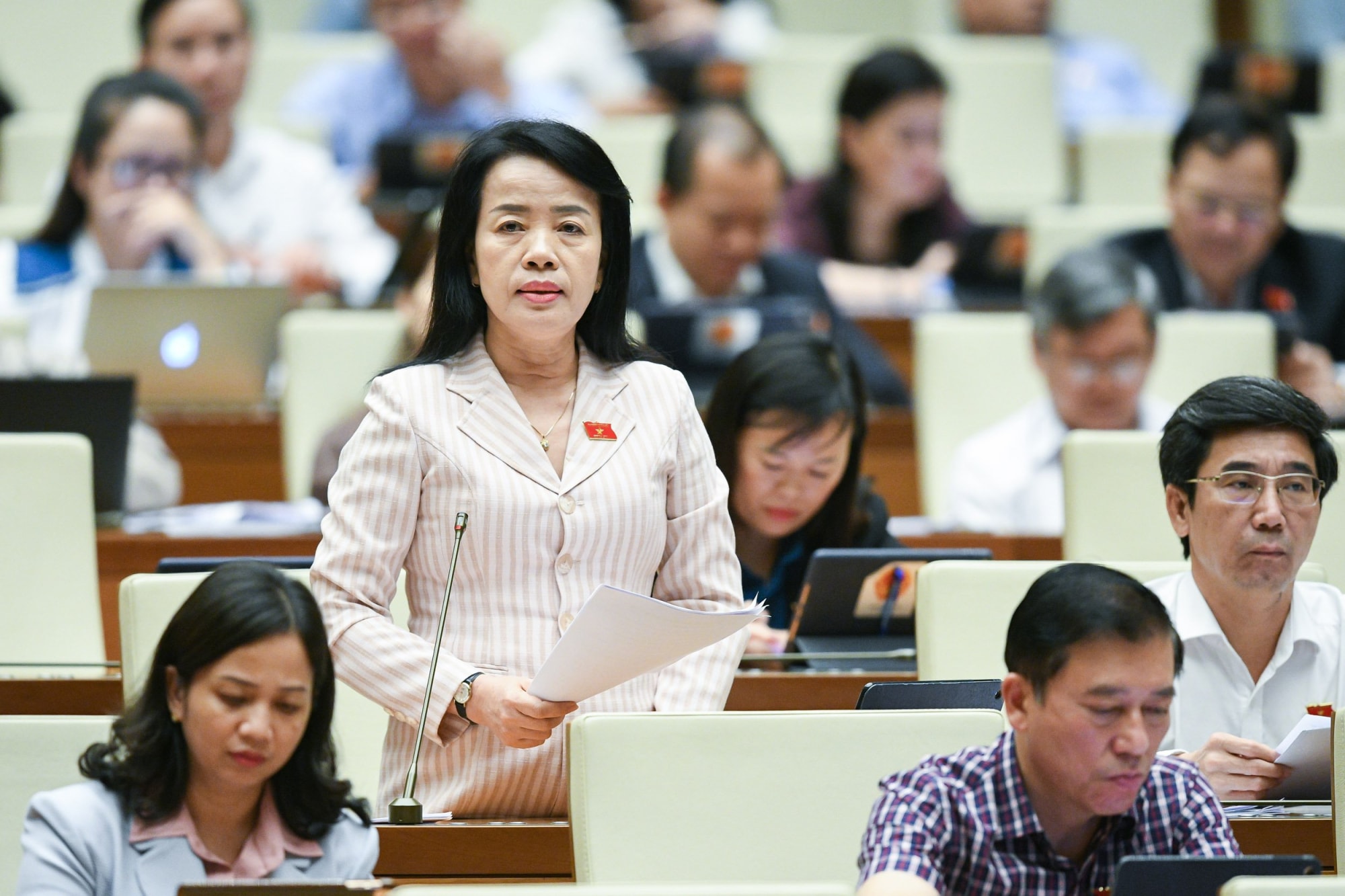 dai bieu quoc hoi de nghi quy dinh gia toi da va gia toi thieu doi voi sach giao khoa hinh 2