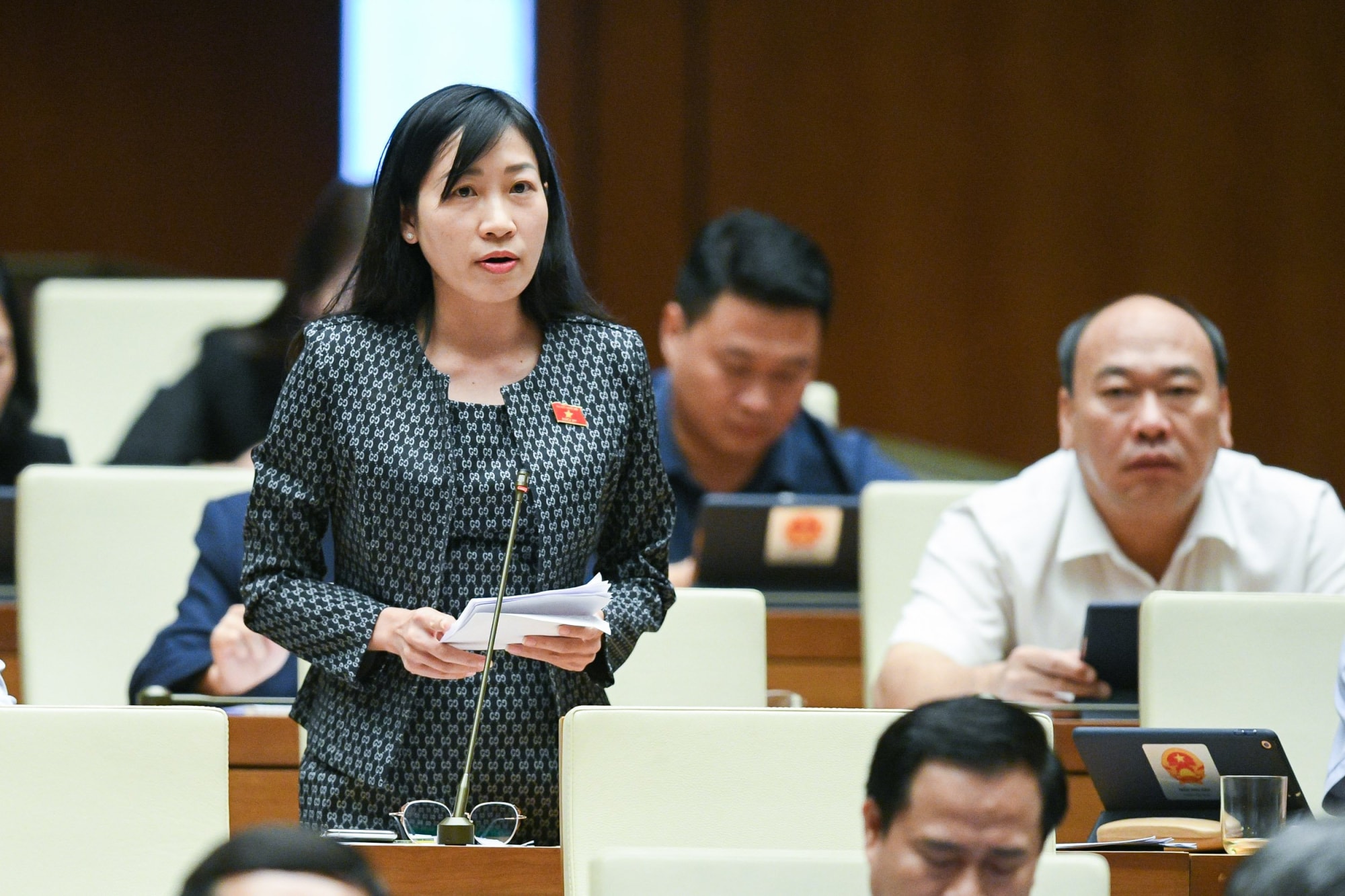 dai bieu quoc hoi de nghi quy dinh gia toi da va gia toi thieu doi voi sach giao khoa hinh 1