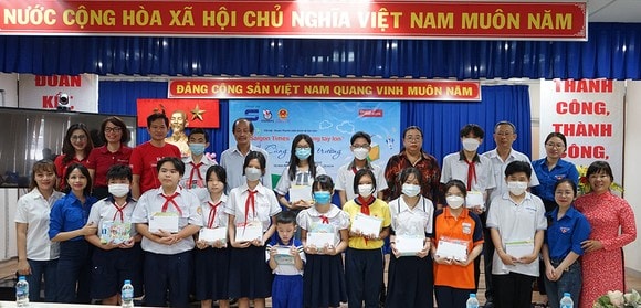 hoi nha bao tphcm phoi hop voi cac don vi trao 34 hoc bong cho hoc sinh kho khan hinh 1
