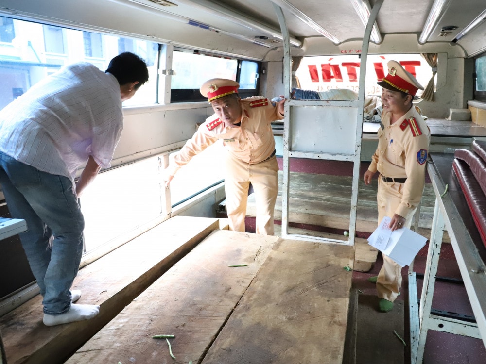 bat xe khach van chuyen go trai phep tu dak lak ve ha tinh tieu thu hinh 2