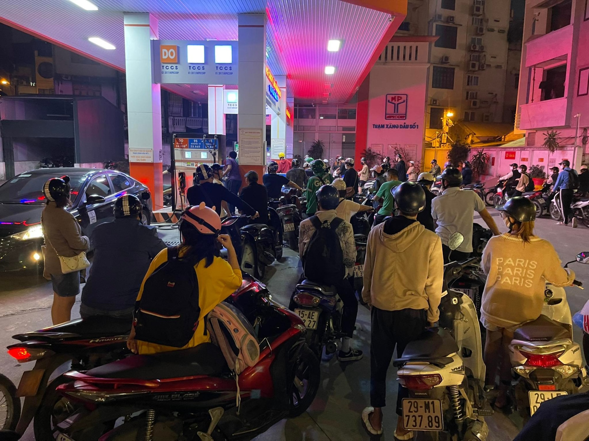 dat bao thuc do xang luc dem muon nhung tranh vo dua gap vo dua hinh 2