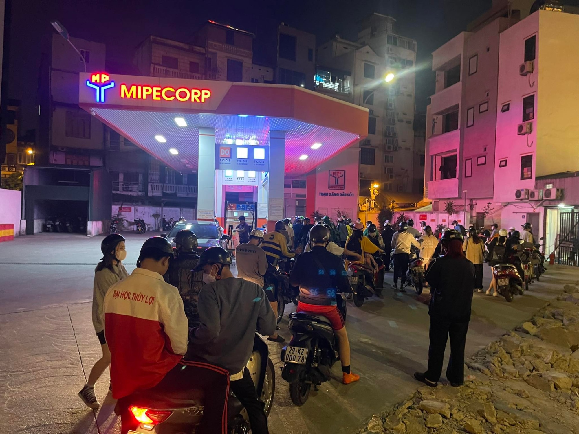 dat bao thuc do xang luc dem muon nhung tranh vo dua gap vo dua hinh 3