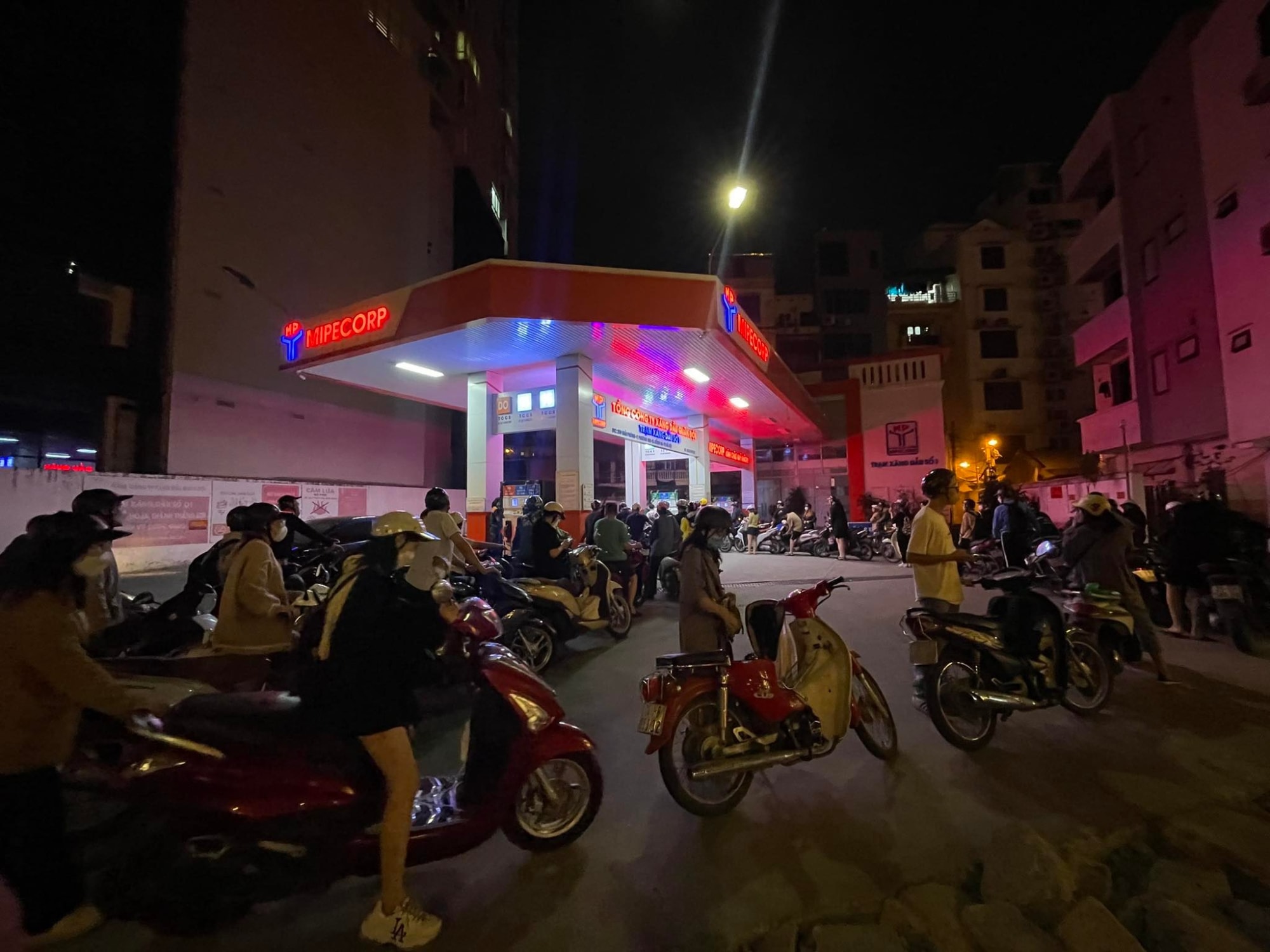 dat bao thuc do xang luc dem muon nhung tranh vo dua gap vo dua hinh 4