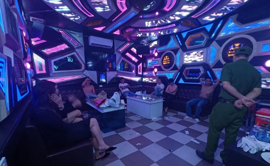 bat qua tang 14 doi tuong su dung ma tuy trong quan karaoke o vinh hinh 1