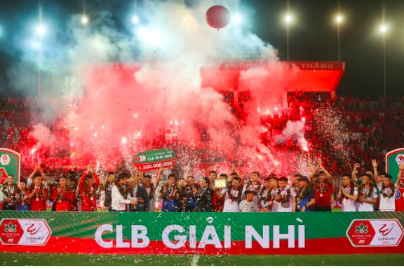 clb hai phong bi phat 70 trieu dong vi de khan gia dot phao sang hinh 1