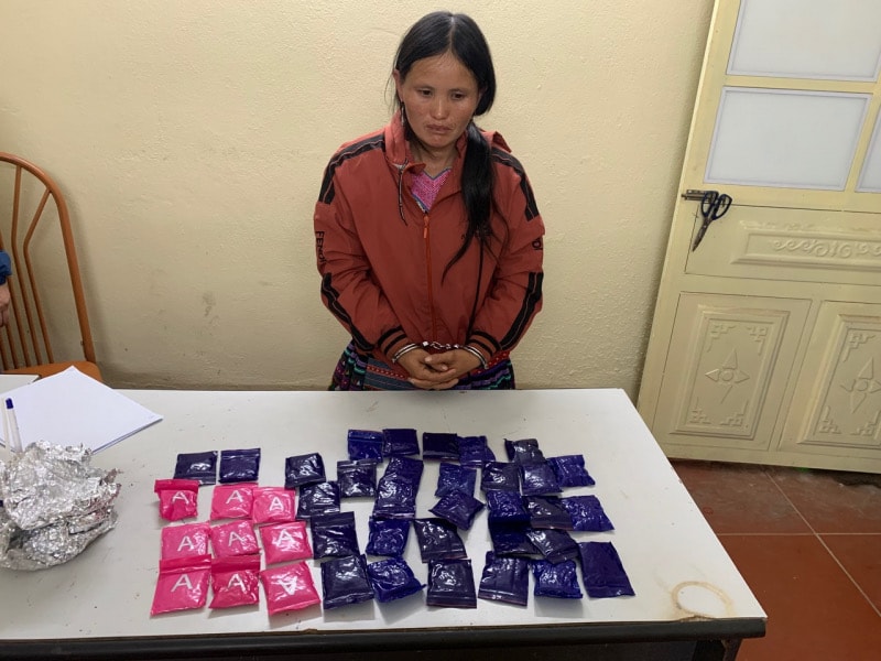 bat nu quai cong gan 8000 vien ma tuy di tieu thu hinh 1