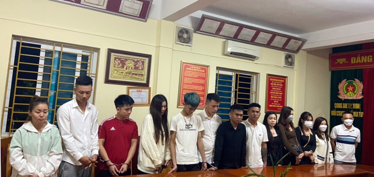 bat qua tang 14 doi tuong su dung ma tuy trong quan karaoke o vinh hinh 2