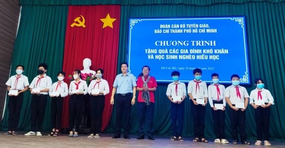 on lai truyen thong dau tranh cach mang ve vang cua que huong dong khoi ben tre hinh 3