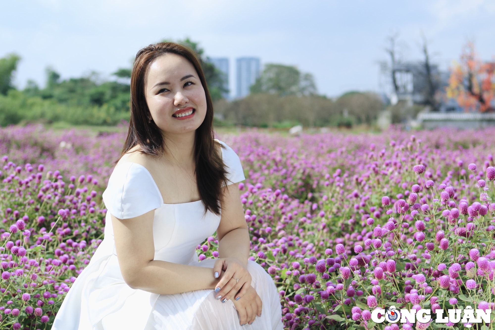 gioi tre ha noi dua nhau chup hinh ben vuon hoa cuc bach nhat hinh 3