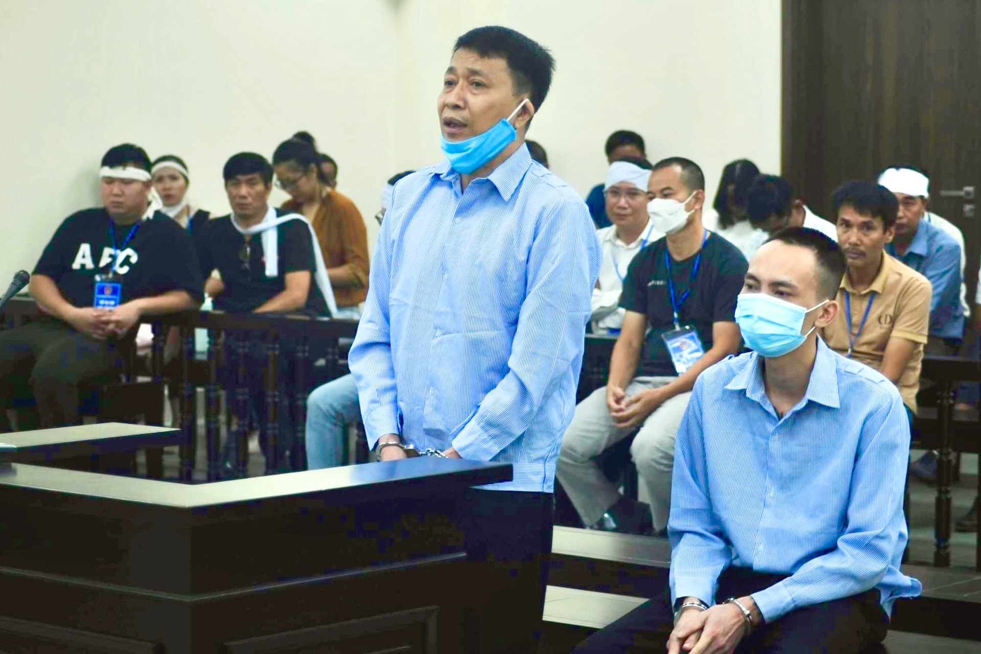 tu hinh nam thanh nien danh chet nguoi truoc cong vien ksnd huyen phuc tho hinh 1