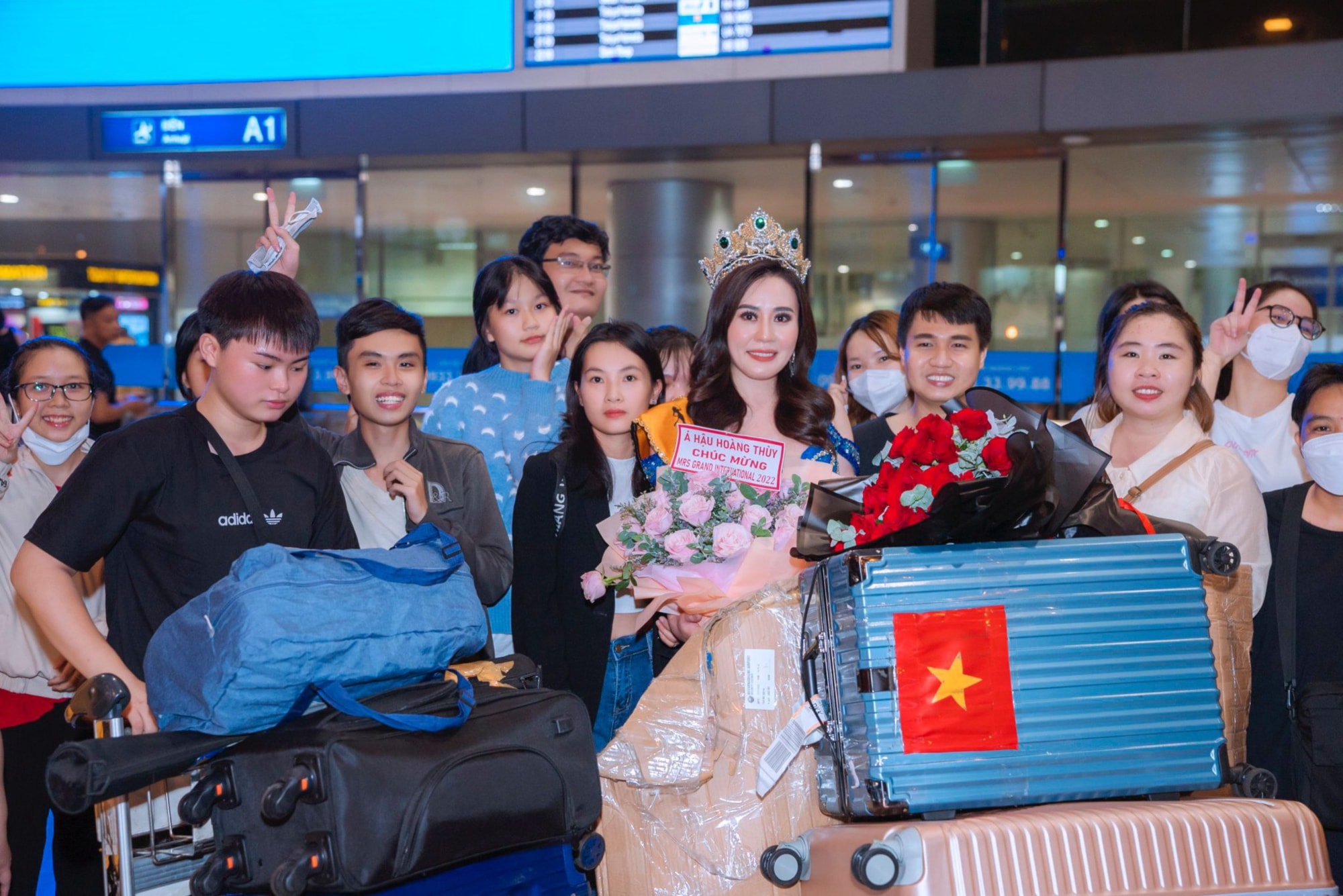 tan mrs grand international 2022 phan kim oanh rang ro ngay tro ve hinh 1