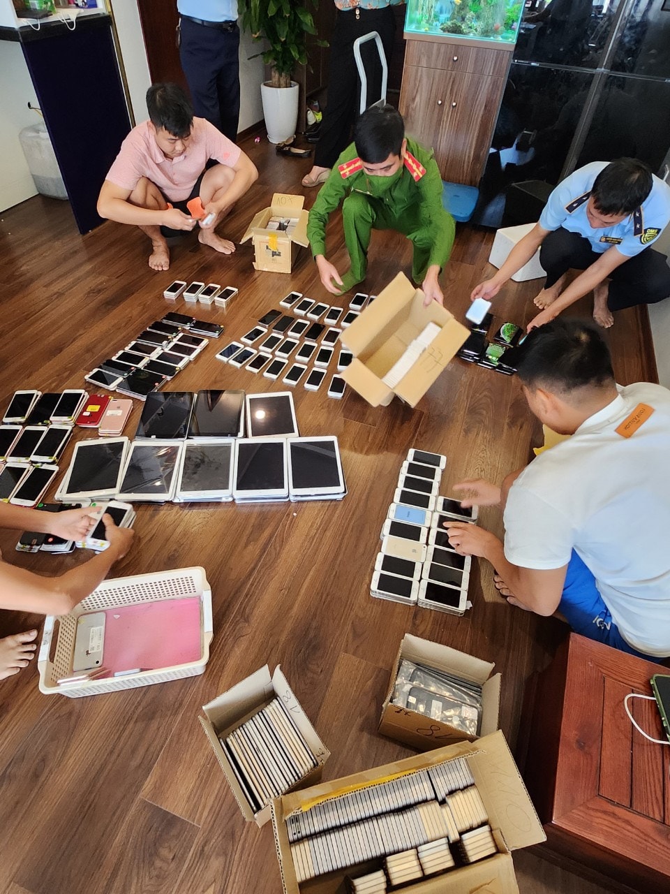ha noi thu giu hang nghin san pham hang hoa nhap lau khong co hoa don chung tu hinh 1