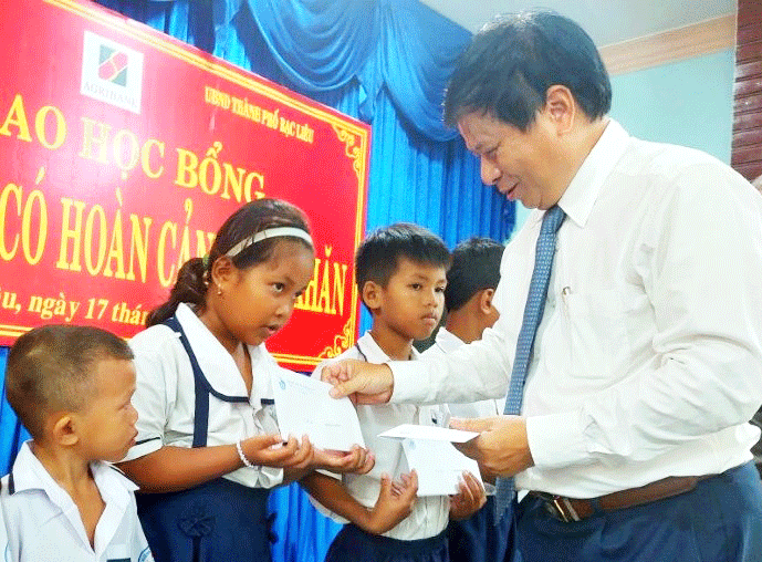 hoi nha bao viet nam trao hoc bong cho 100 hoc sinh co hoan canh kho khan tai bac lieu hinh 1
