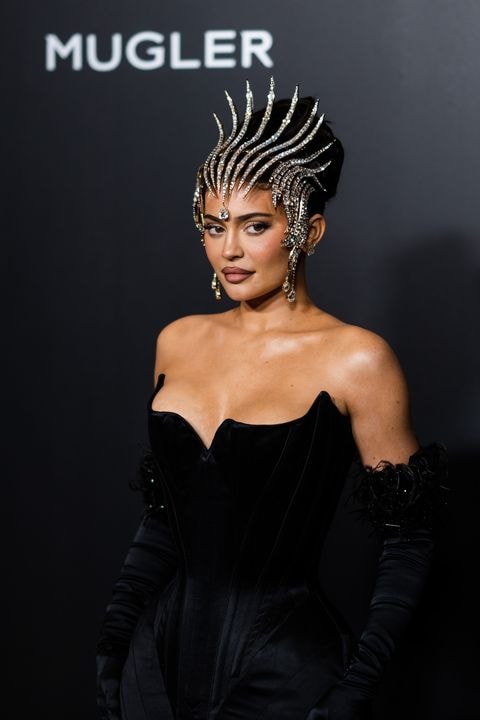 kylie jenner can nguoi diu di vi mac dam duoi ca sieu quyen ru hinh 1