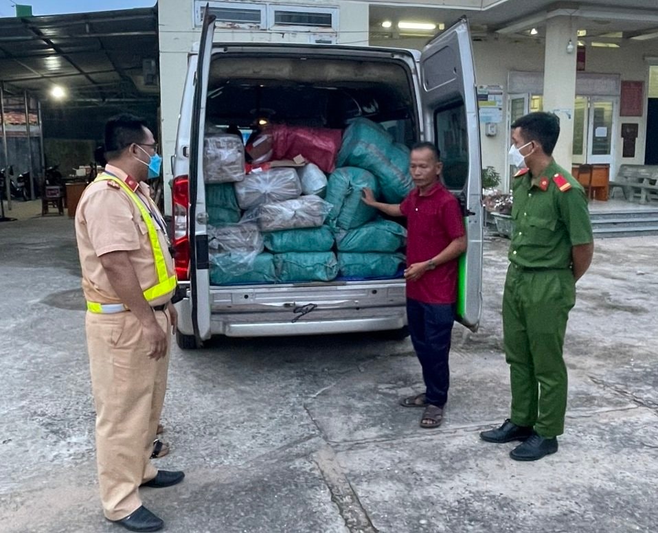 bat giu xe khach van chuyen gan 300kg phao lau hinh 1