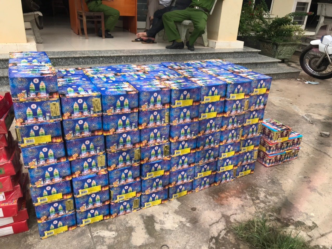 bat giu xe khach van chuyen gan 300kg phao lau hinh 2