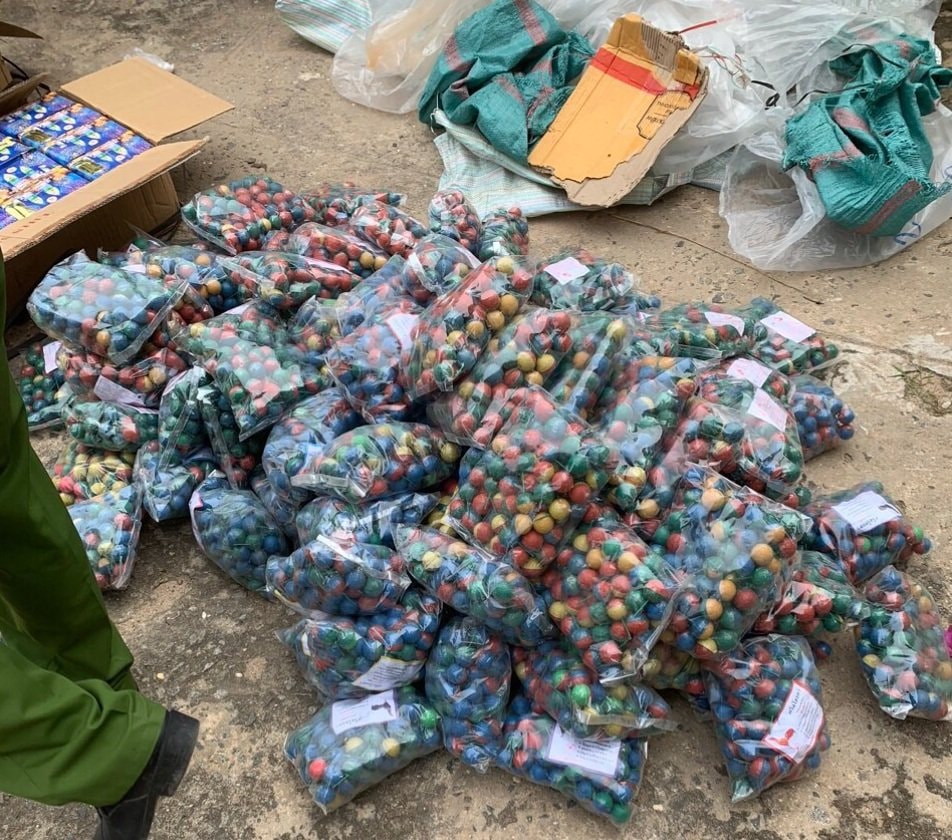 bat giu xe khach van chuyen gan 300kg phao lau hinh 3