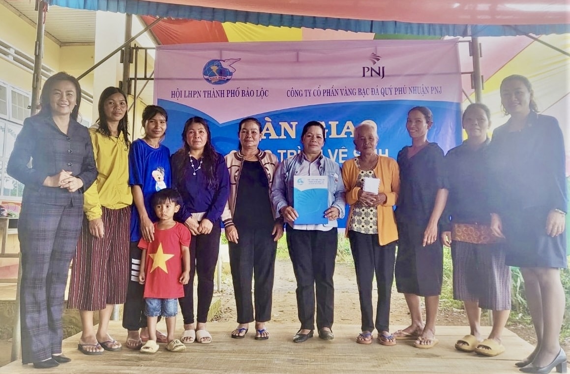 ban giao nhieu cong trinh nha ve sinh cho dong bao dtts o lam dong hinh 1