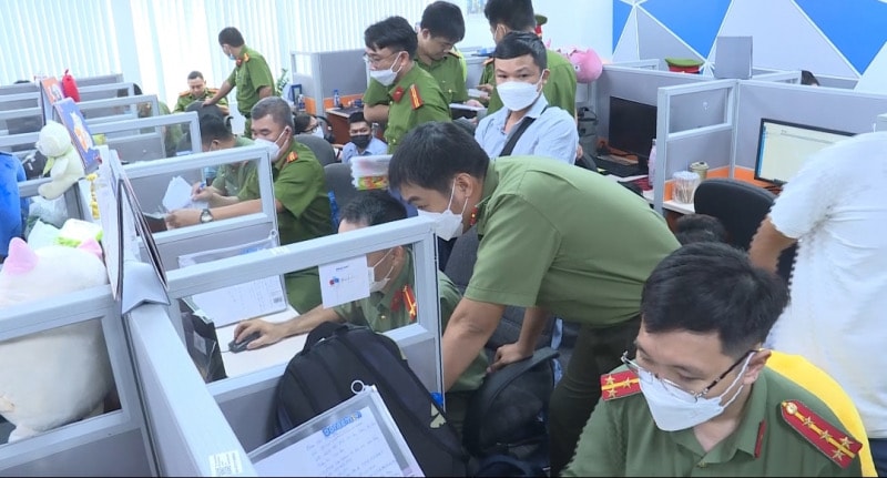bat 13 doi tuong cat hinh anh nguoi vay tien nguoi than ghep vao anh cao pho de doi no hinh 1