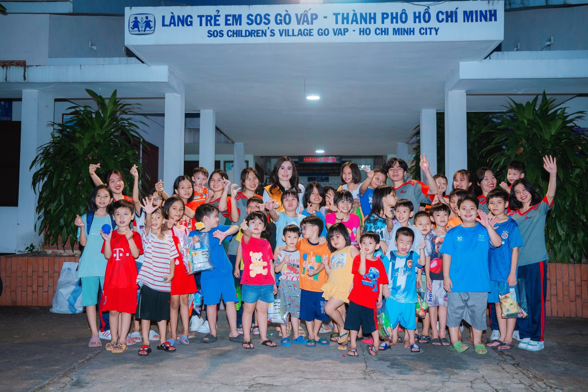 hoa hau phan kim oanh mang yeu thuong cho lang tre em sos hinh 1