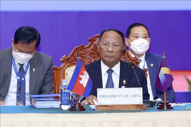 chu tich quoc hoi campuchia samdech heng samrin tiep cac truong doan nghi vien aipa hinh 1