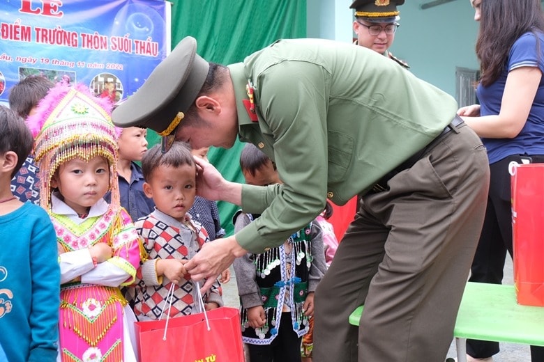khanh thanh diem truong va trao qua cho hoc sinh dan toc thieu so tinh ha giang hinh 4