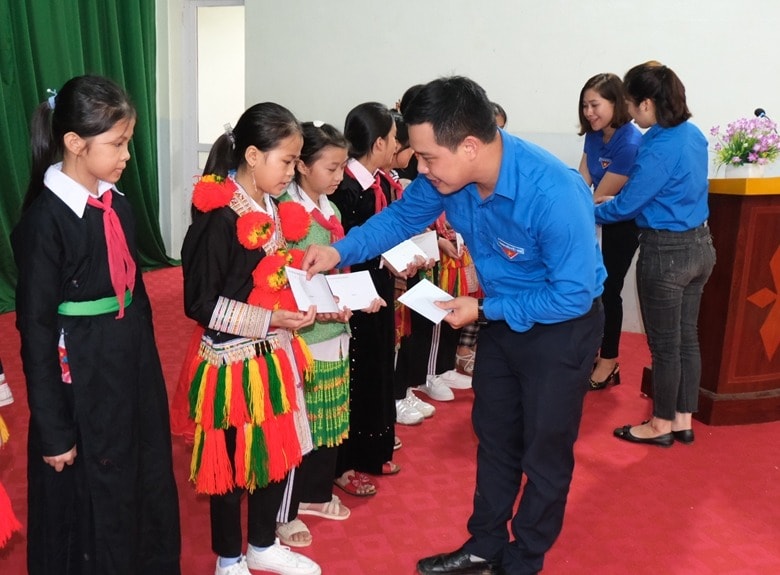 khanh thanh diem truong va trao qua cho hoc sinh dan toc thieu so tinh ha giang hinh 3