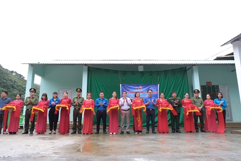 khanh thanh diem truong va trao qua cho hoc sinh dan toc thieu so tinh ha giang hinh 1