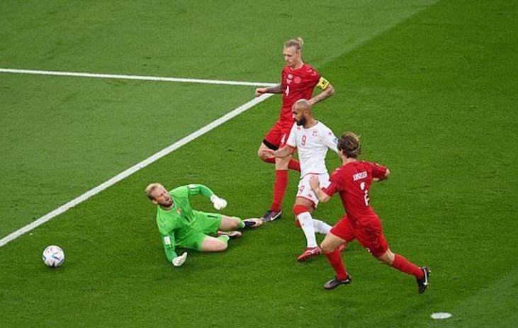eriksen khong the toa sang dan mach chap nhan chia diem voi tunisia hinh 1
