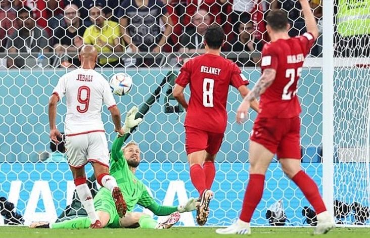 eriksen khong the toa sang dan mach chap nhan chia diem voi tunisia hinh 3