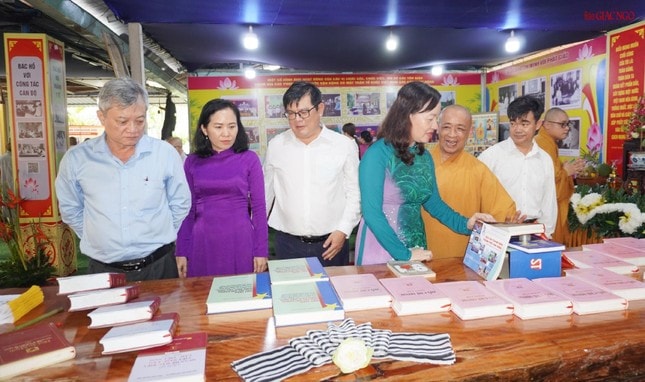 ra mat khong gian van hoa ho chi minh tai chua phap thanh hinh 2