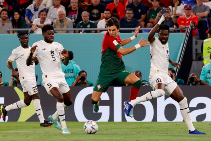 ronaldo di vao lich su trong ngay bo dao nha nhoc nhan danh bai ghana hinh 4