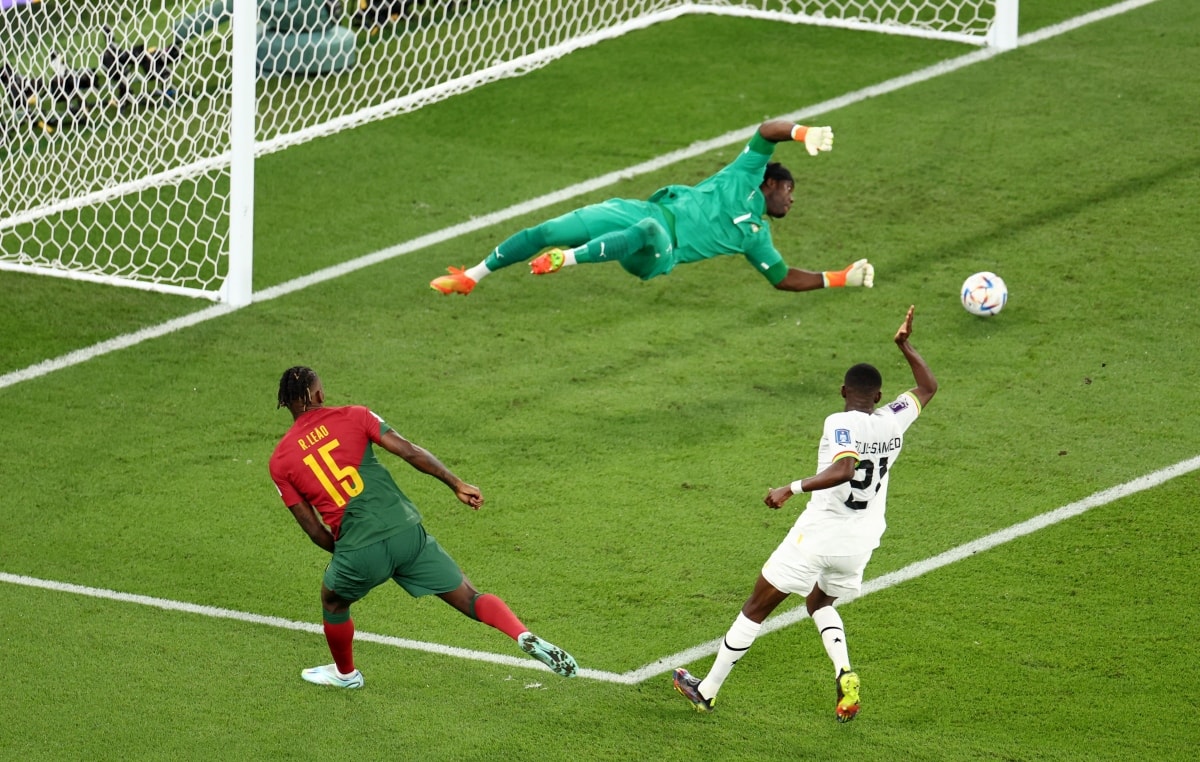 ronaldo di vao lich su trong ngay bo dao nha nhoc nhan danh bai ghana hinh 11