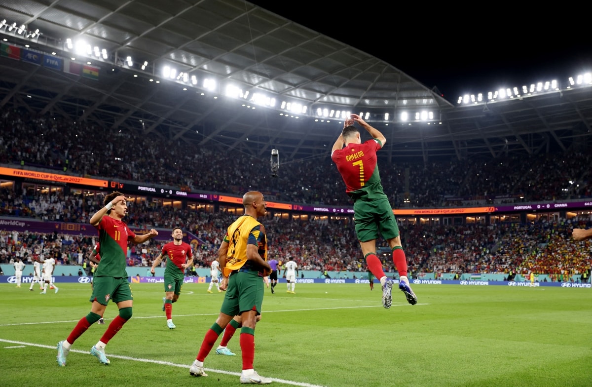 ronaldo di vao lich su trong ngay bo dao nha nhoc nhan danh bai ghana hinh 2