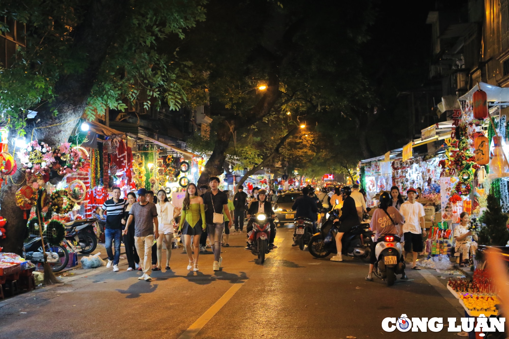 pho hang ma lung linh sac mau truoc them le giang sinh hinh 1