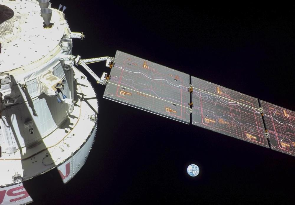 tau vu tru orion cua nasa di vao quy dao xa cua mat trang hinh 1