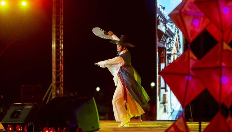 vu khuc giao hoa mo man festival hue mua dong 2022 hinh 7