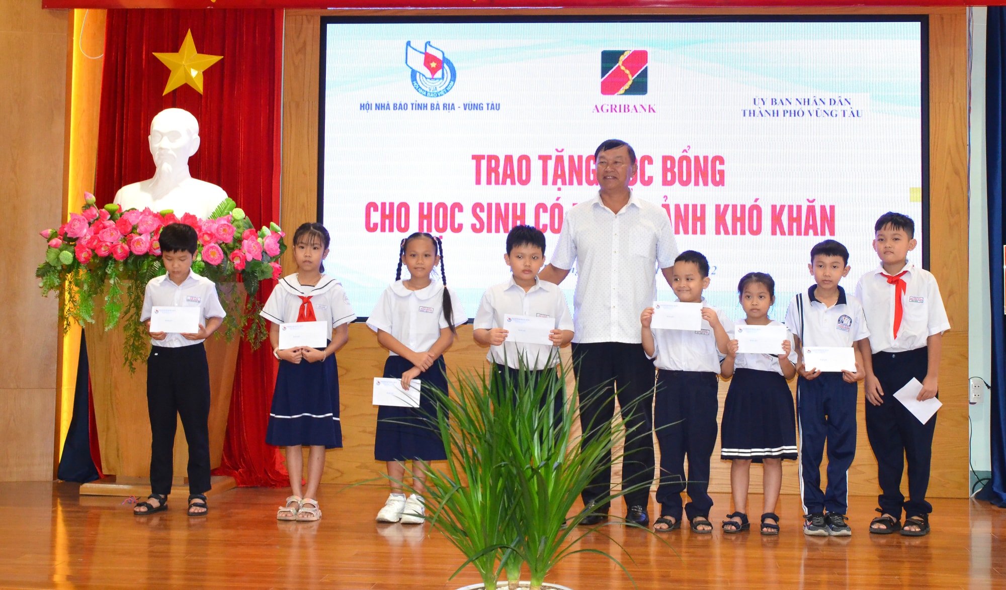 hoi nha bao tinh ba ria  vung tau trao tang hoc bong cho hoc sinh ngheo hinh 1
