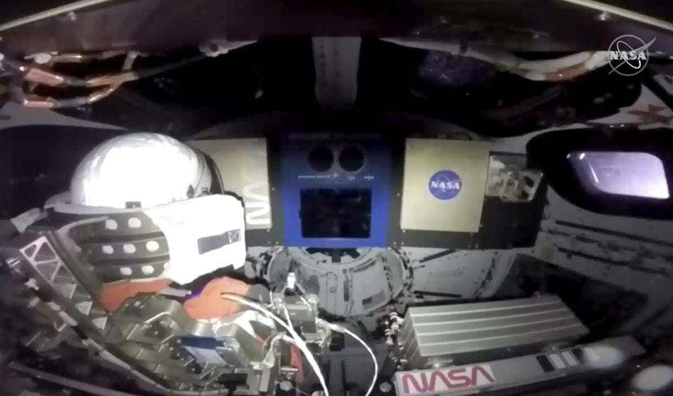 tau vu tru orion cua nasa di vao quy dao xa cua mat trang hinh 3