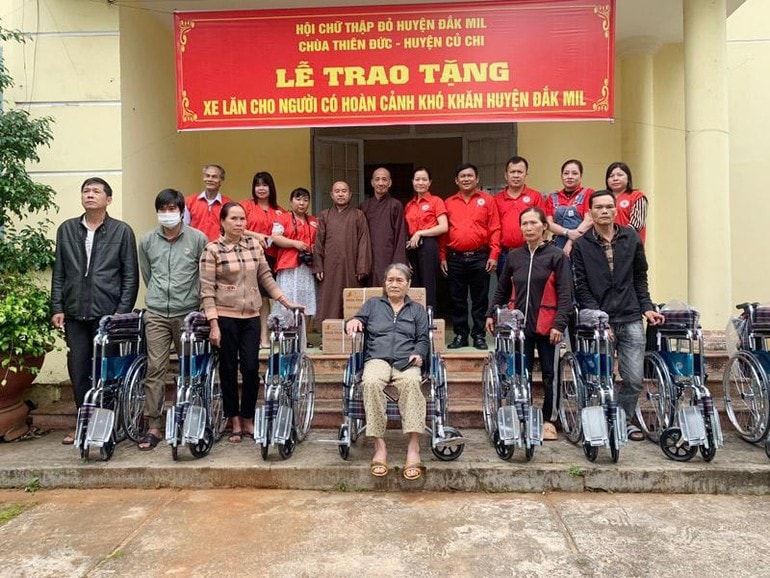 chua thien duc huyen cu chi tang xe lan den nguoi khuyet tat tai dak mil hinh 1