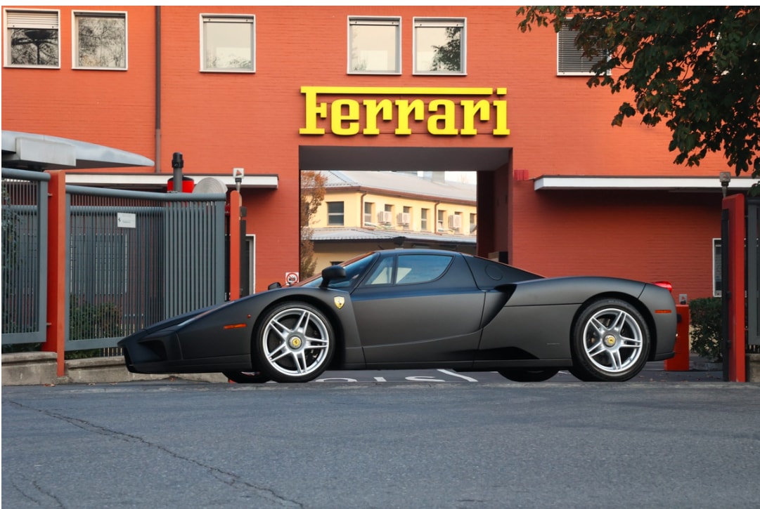 sieu xe ferrari enzo co mau den mo duoc dau gia hinh 15