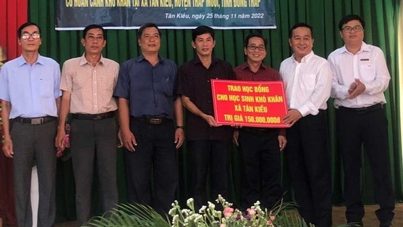 hoi nha bao tp hcm va bao cong giao va dan toc trao hoc bong khuyen hoc cho 150 hoc sinh ngheo hinh 1